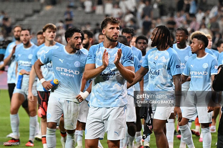 Ruben Dias sáng cửa nhận băng đội trưởng Man City