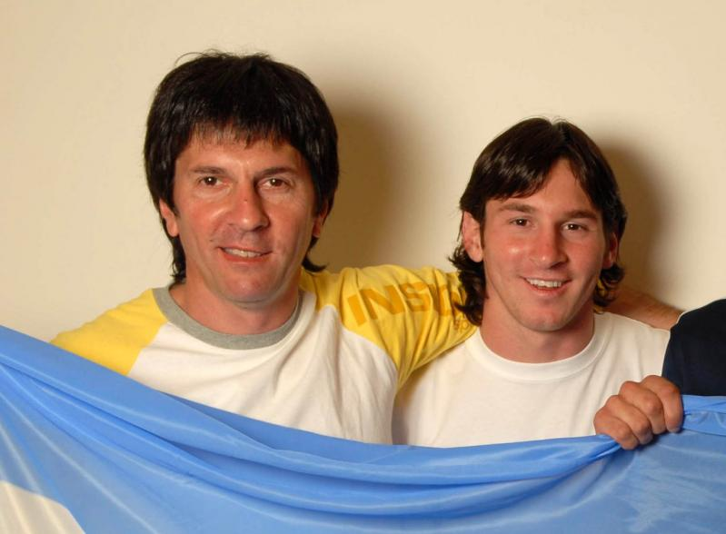 Messi (phải) cùng bố Jorge Messi chụp ảnh với quốc kỳ Argentina vào năm 2006. Ảnh: Presse Sports