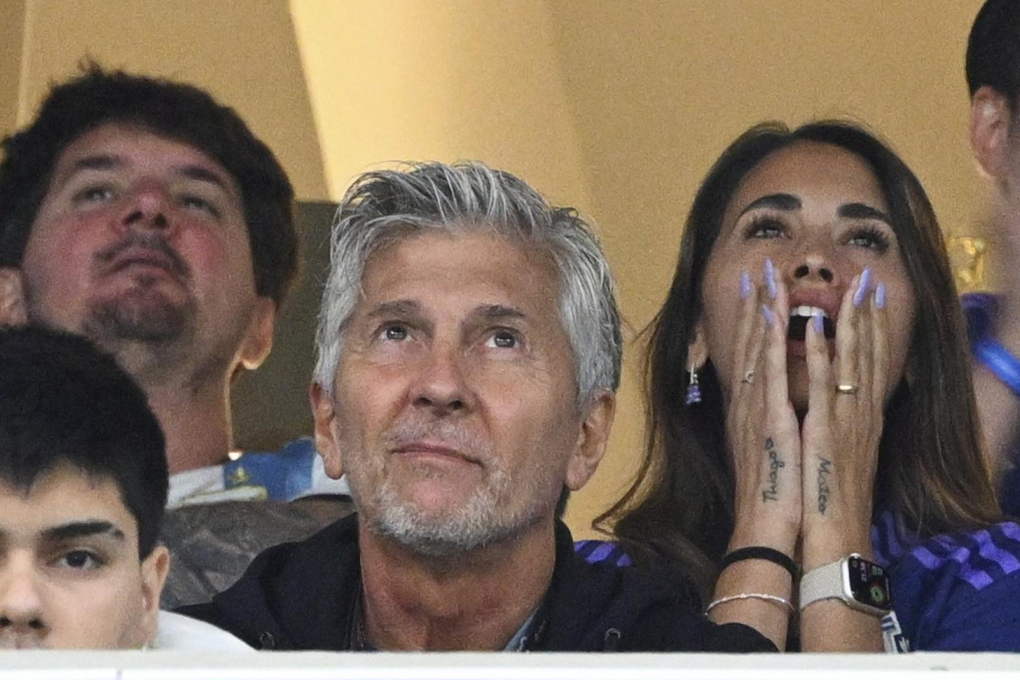 Ông Jorge Messi (giữa) dự khán trận đấu của đội tuyển Argentina ở World Cup 2022. Ảnh: L’Équipe
