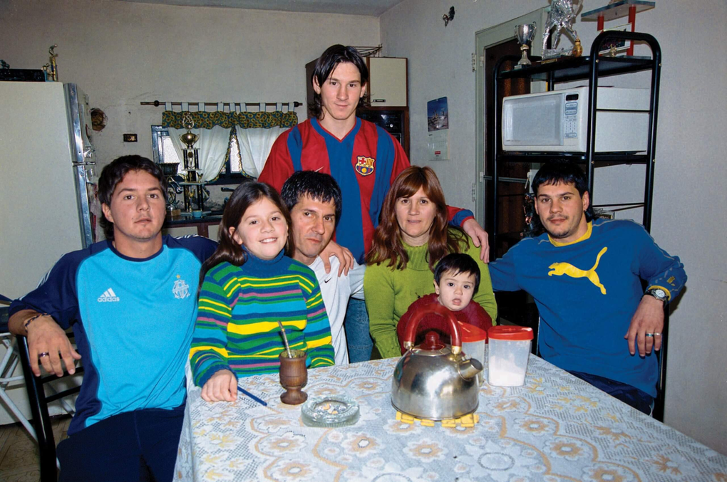 Messi (đứng) cùng gia đình, trong đó có ông Jorge Messi (áo trắng) ở căn nhà ở Rosario, Argentina vào năm 2003. Ảnh: El Grafico