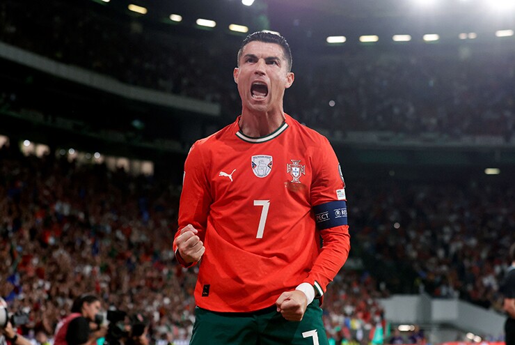 Ronaldo trở thành vận động viên thể thao đầu tiên cán mốc thu nhập 2 tỷ USD khi còn thi đấu