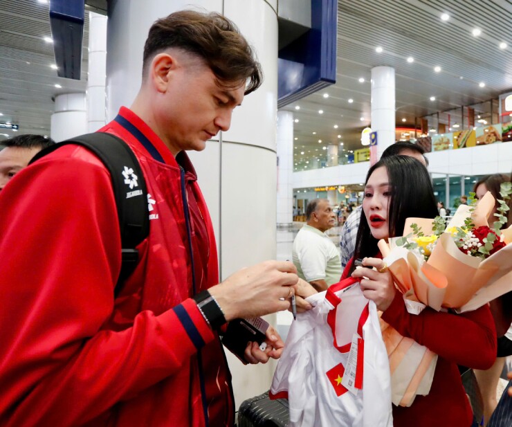 ĐT Việt Nam đổ bộ Kuala Lumpur, háo hức chờ đại chiến Malaysia bán kết AFF Cup - 4