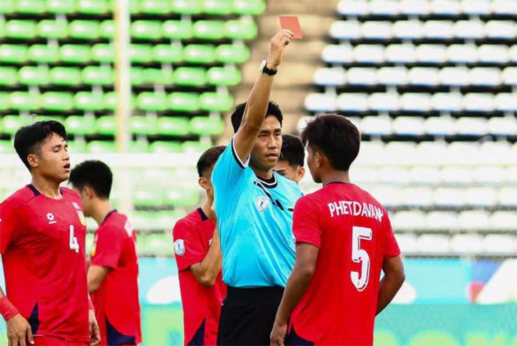 Phetdavanh Somsanith bị tới 2 thẻ đỏ chỉ trong một giải đấu