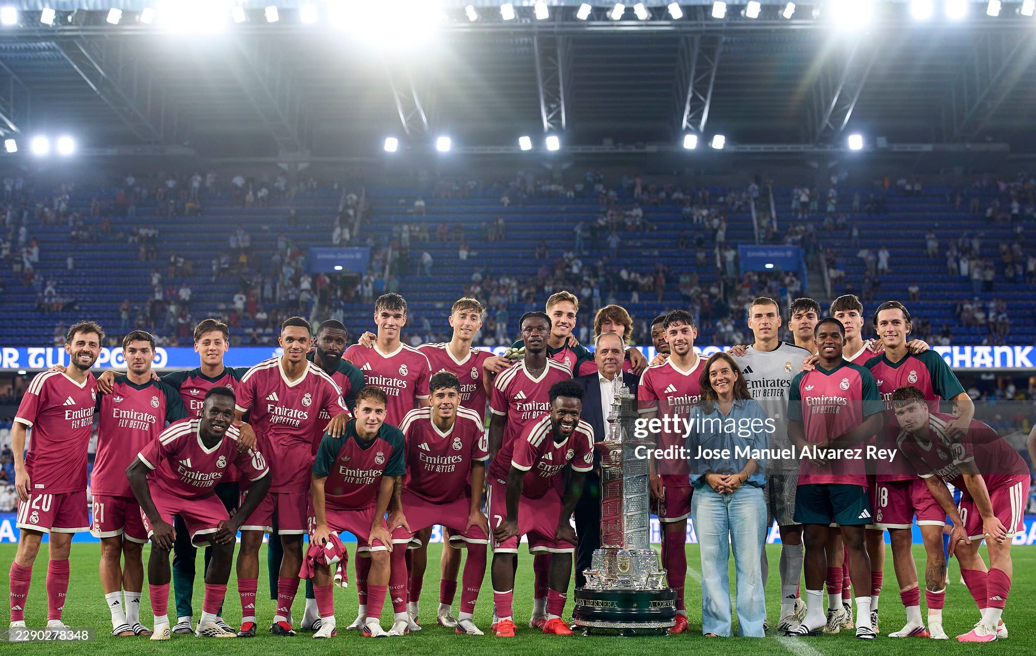Real Madrid đoạt danh hiệu giao hữu Trofeo Teresa Herrera