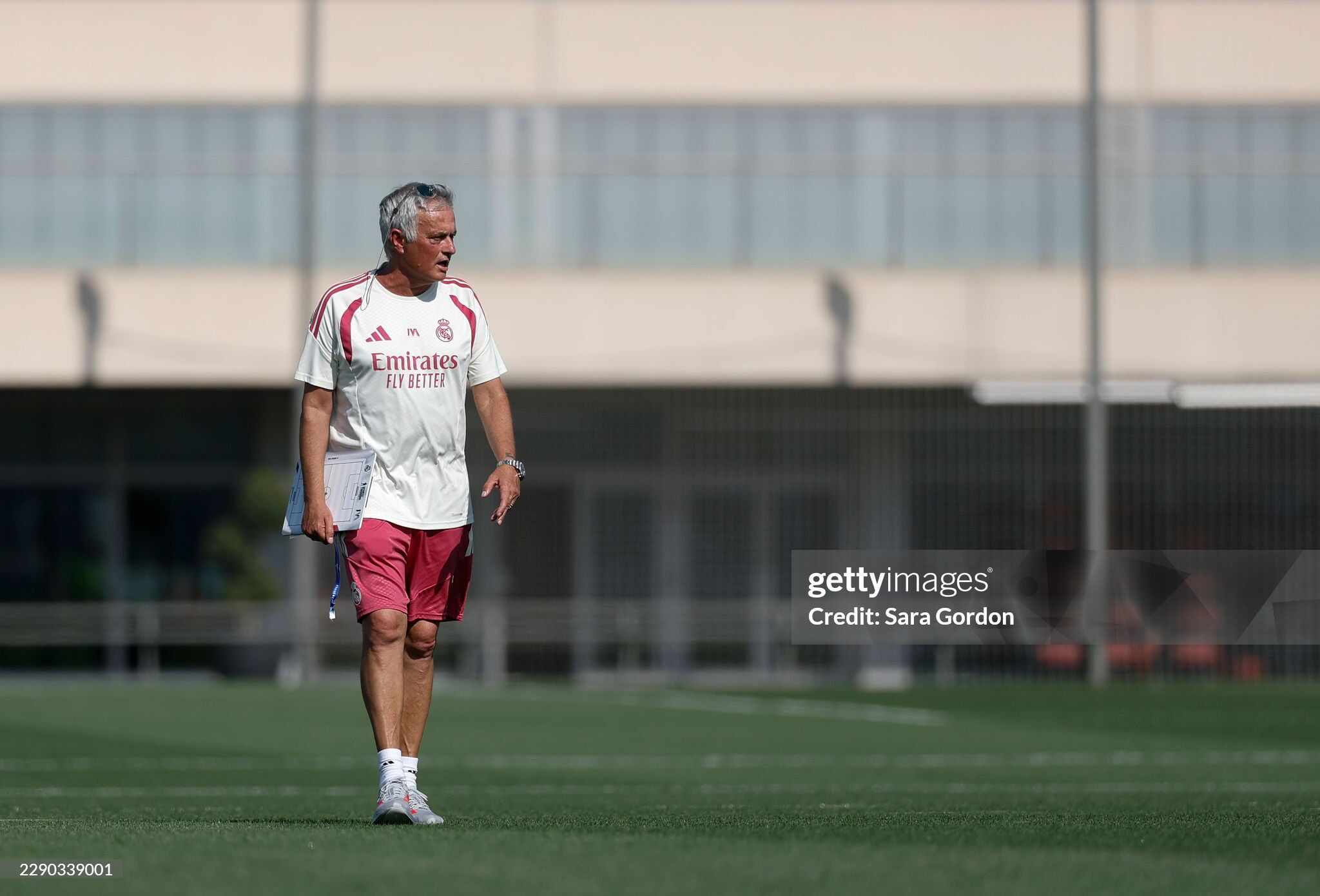 HLV Mourinho thiết quân luật, dàn sao Real “không kịp thở” dù vừa giành danh hiệu - 2