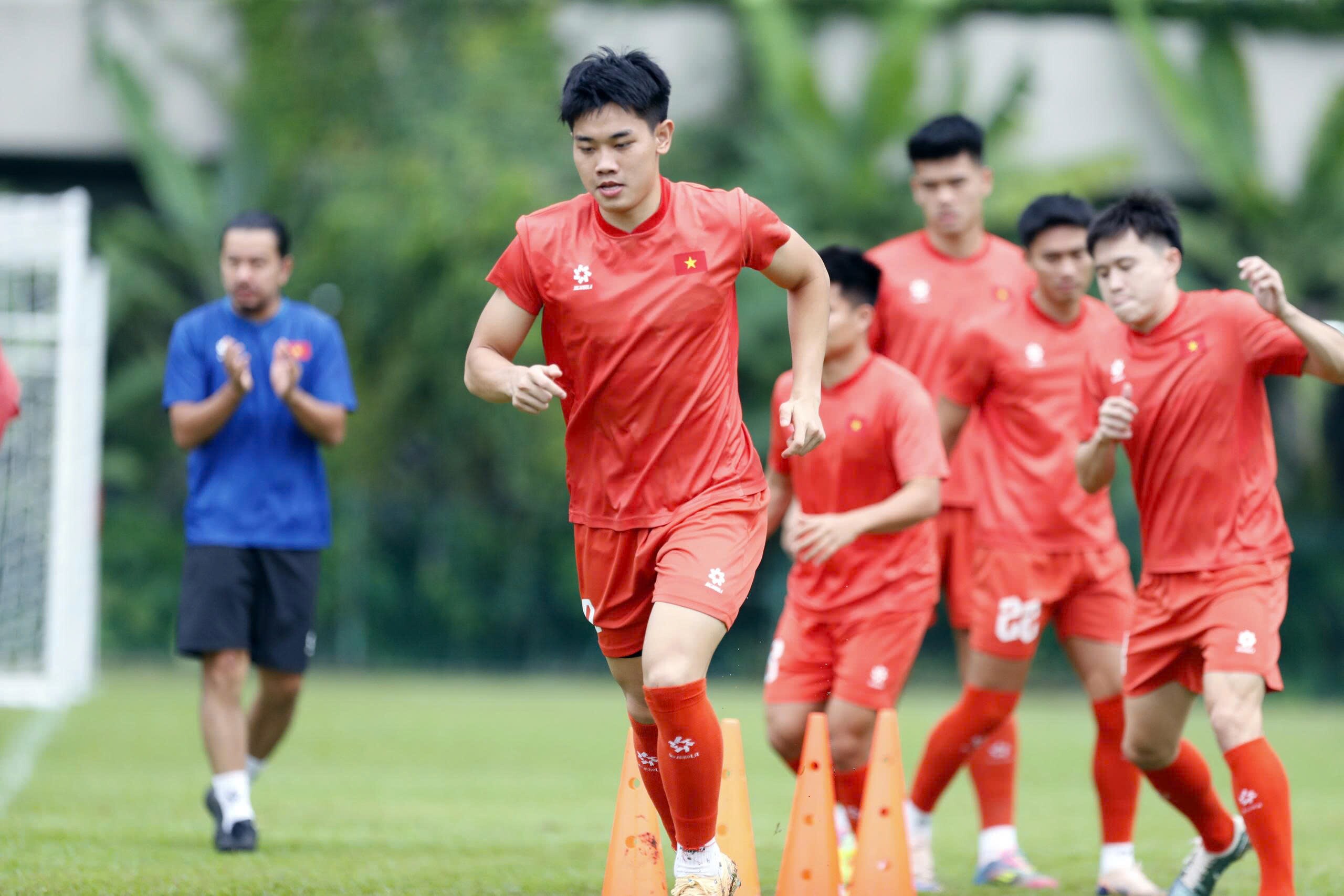 Theo yêu cầu của ĐT Việt Nam, chủ nhà Malaysia phải bố trí cho thầy trò HLV Kim Sang Sik tập luyện trên sân tập có mặt cỏ lá gừng, tương tự với mặt cỏ sân vận động Kuala Lumpur, nơi tổ chức trận bán kết lượt đi.
