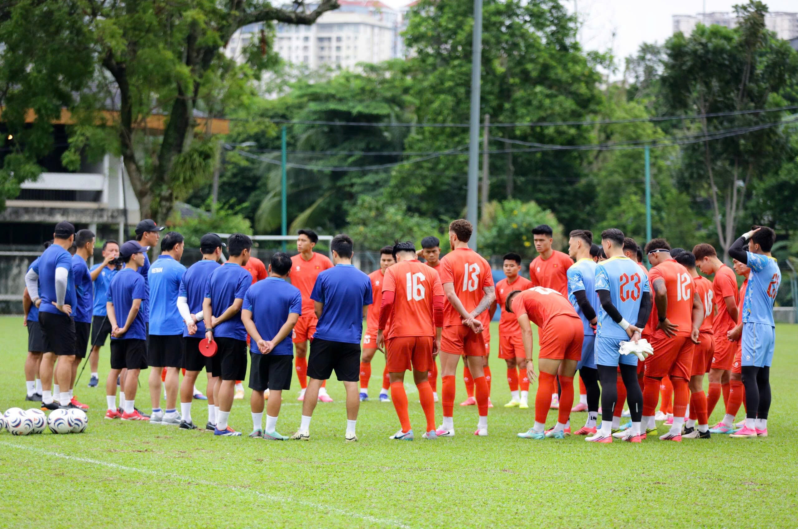 Theo kế hoạch ban đầu, buổi tập đầu tiên của ĐT Việt Nam tại Malaysia bắt đầu lúc 18h30 theo giờ địa phương.