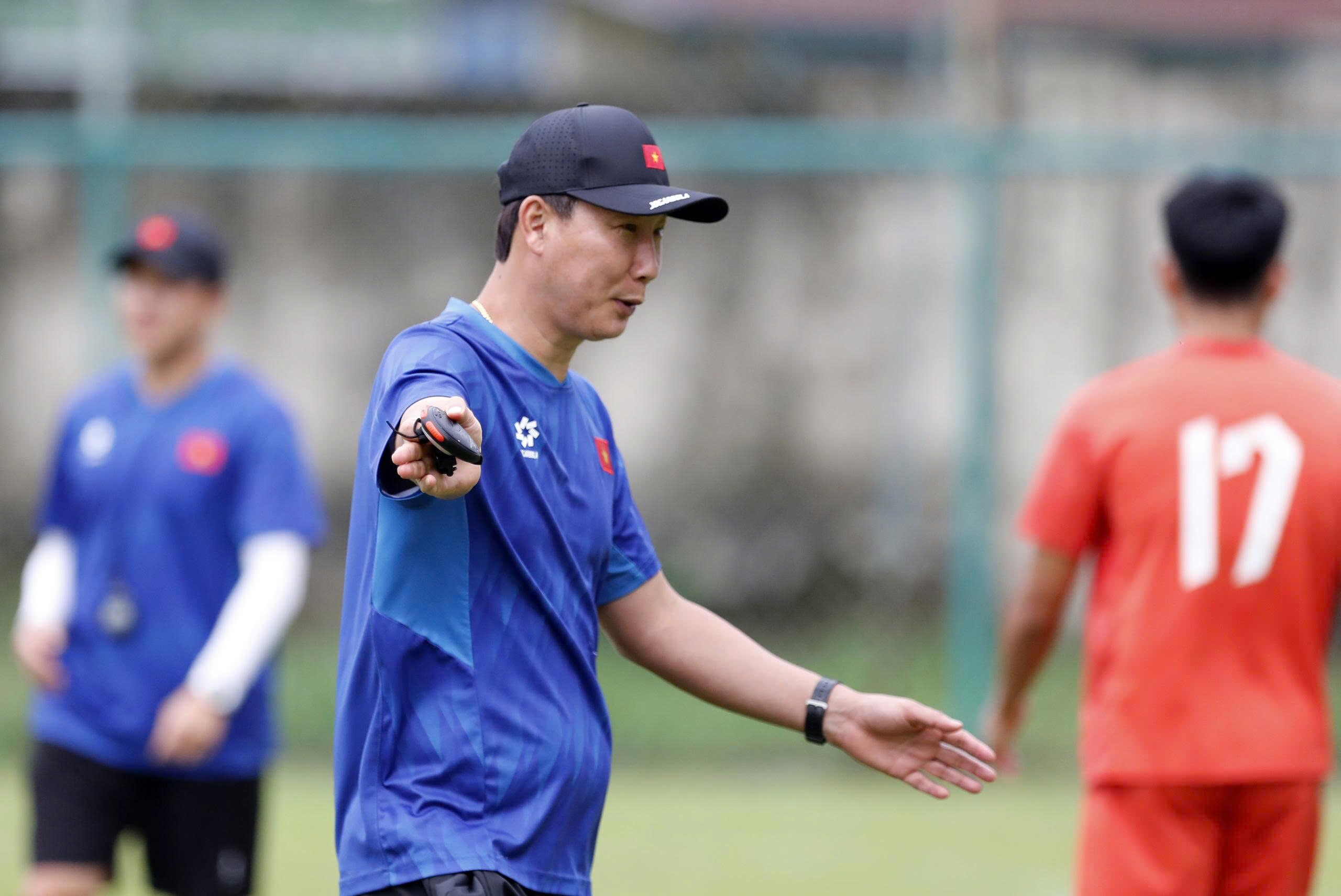 HLV Kim Sang Sik cũng liên tục đi quanh sân trêu các học trò suốt buổi tập.
