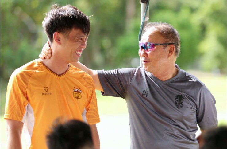 HLV Park Hang Seo hội ngộ nhiều học trò cũ (Ảnh: Fanpage CLB Hoàng Anh Gia Lai)