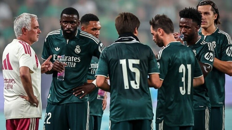 Mourinho trở lại Real Madrd với nhiệm vụ kết hợp đội hình sở hữu hàng loạt ngôi sao đẳng cấp thế giới thành một cỗ máy chiến thắng