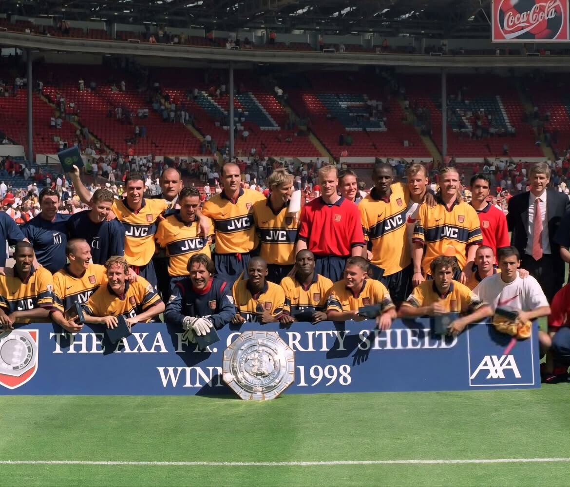 Arsenal thắng đậm ở trận Siêu cúp Anh 1998, nhưng MU lại đoạt cú ăn ba vào cuối mùa