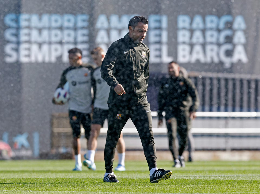 HLV Xavi Hernandez trên sân tập của Barca ở Ciutat Esportiva Joan Gamper, Barcelona, Tây Ban Nha ngày 3/11/2023. Ảnh: Reuters