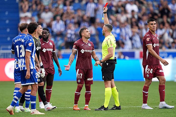 Trọng tài rút thẻ đỏ trực tiếp cho Kiko Femenia (số 17) của Getafe