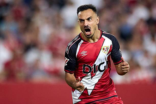 Alvaro Garcia tận dụng sai lầm của đối phương để đưa Rayo Vallecano dẫn trước