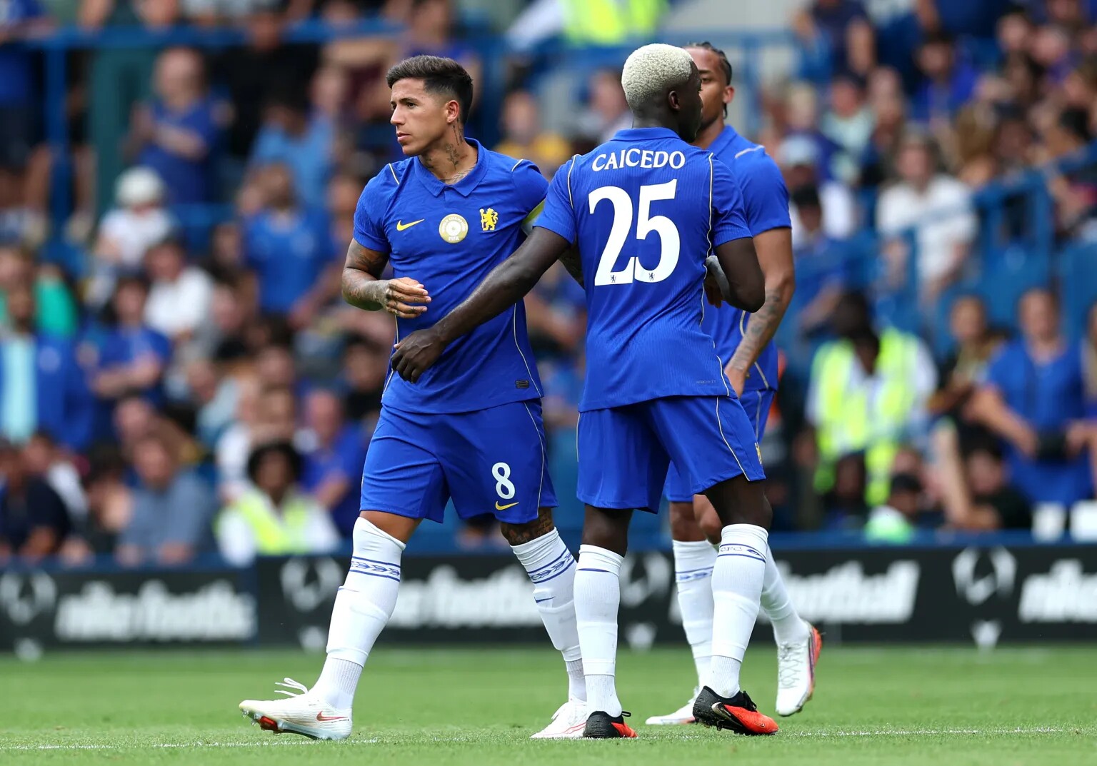 Enzo Fernandez tái xuất cùng Chelsea, vừa bị la ó, vừa được ủng hộ từ khán đài