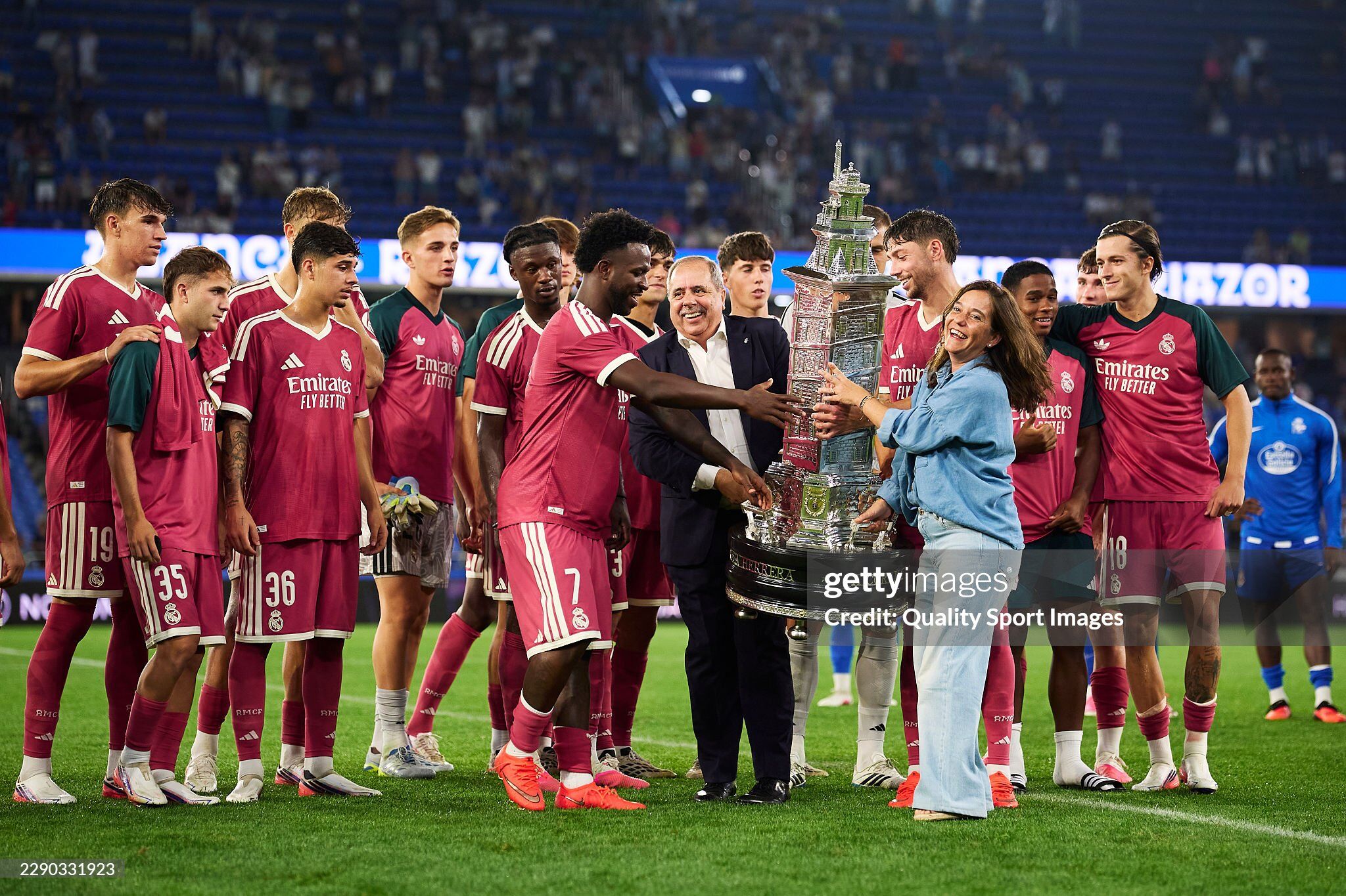 Real Madrid mới giành danh hiệu giao hữu