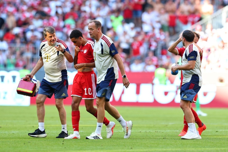 Musiala đổ gục xuống sân khiến cầu thủ Bayern hốt hoảng - 4