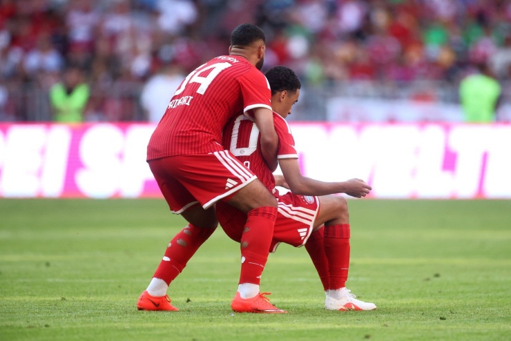 Musiala đổ gục xuống sân khiến cầu thủ Bayern hốt hoảng - 2