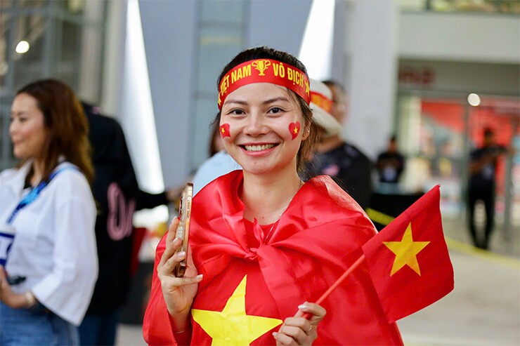 Trước trận bán kết lượt đi AFF Cup, tâm điểm bên ngoài sân vận động là dàn cổ động viên nữ của Malaysia và Việt Nam