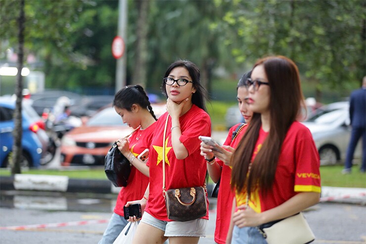 Fan nữ Malaysia - Việt Nam đọ sắc, "hâm nóng" bán kết lượt đi AFF Cup - 7