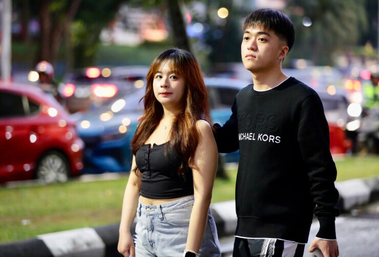 Một vài fan nữ khác ăn mặc thoải mái và hiện đại
