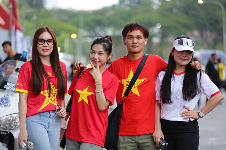 Fan nữ Malaysia - Việt Nam đọ sắc, "hâm nóng" bán kết lượt đi AFF Cup - 8