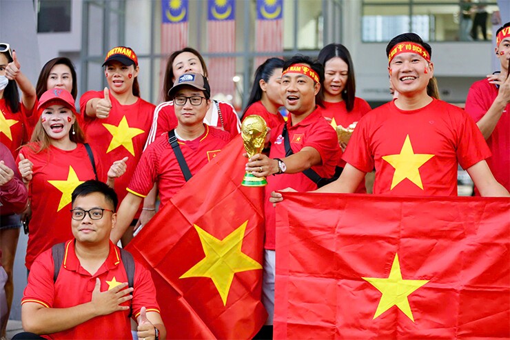 Không khí bên ngoài sân nóng lên với sự xuất hiện của đông đảo người hâm mộ