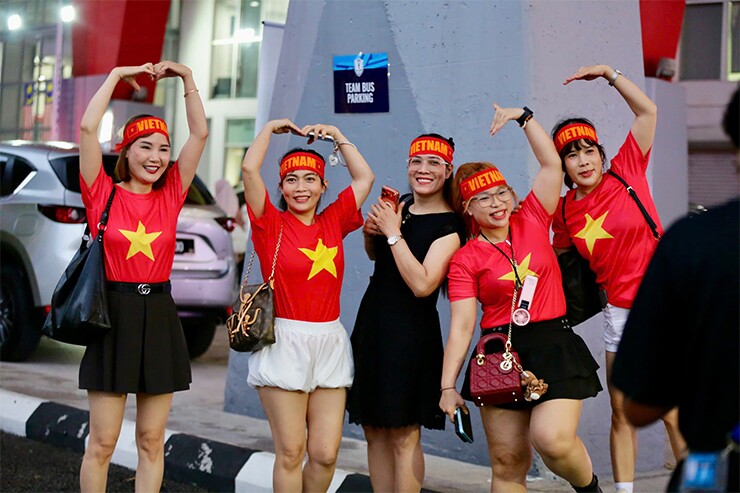 Dàn fan nữ xinh đẹp cùng tạo nên sắc màu rực rỡ, góp phần “hâm nóng” bầu không khí trước trận bán kết lượt đi AFF Cup
