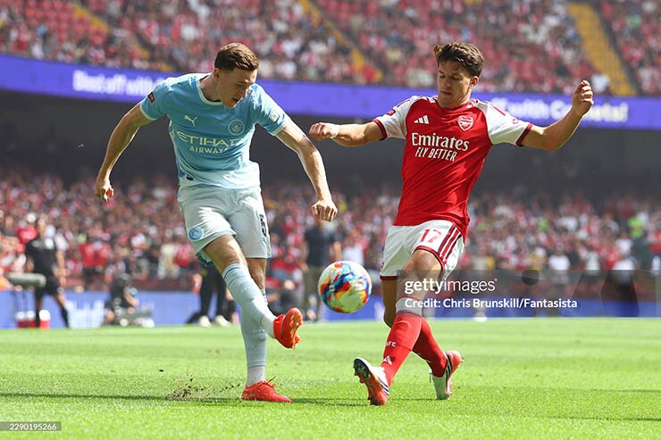 Man City (áo xanh) gặp nhiều khó khăn trước Arsenal