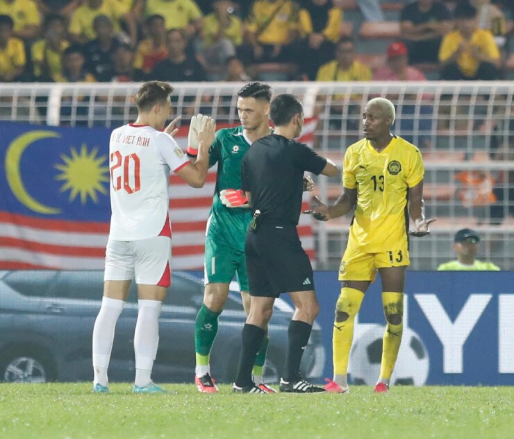 ĐT Việt Nam đi "tàu lượn cảm xúc" ở Malaysia: Vỡ òa nhờ Xuân Son, VAR cứu Lê Giang Patrik - 7