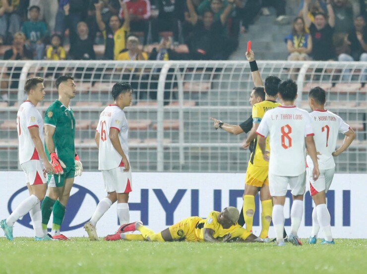 ĐT Việt Nam đi "tàu lượn cảm xúc" ở Malaysia: Vỡ òa nhờ Xuân Son, VAR cứu Lê Giang Patrik - 5