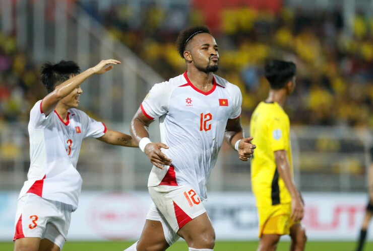 ĐT Việt Nam đi "tàu lượn cảm xúc" ở Malaysia: Vỡ òa nhờ Xuân Son, VAR cứu Lê Giang Patrik - 2