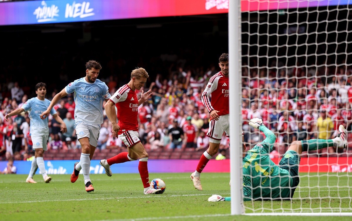 Ba phút sau khi hiệp hai bắt đầu, Tzolis tìm thấy Odegaard trong vòng cấm Man City. Nhạc trưởng&nbsp;người Na Uy khiến Donnarumma đổ người bằng pha giả sút bình tĩnh&nbsp;trước khi đưa bóng vào lưới.