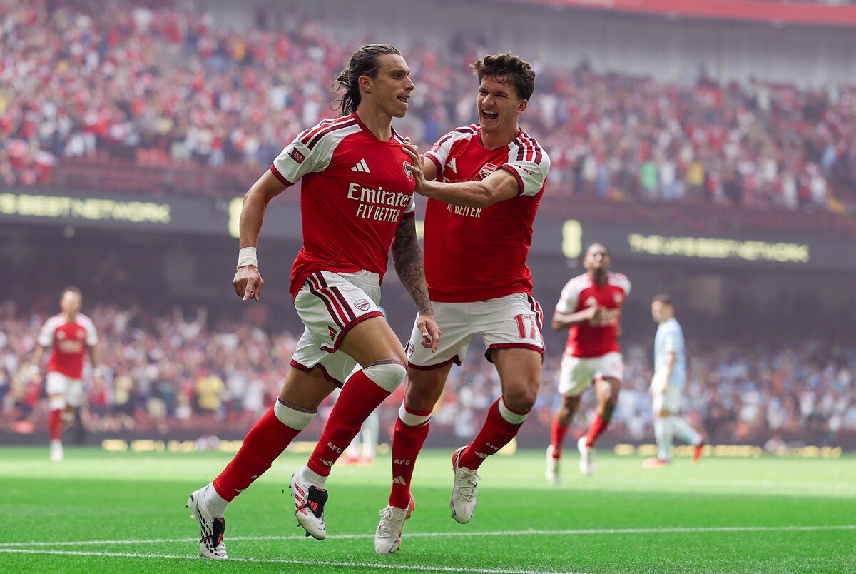 Arsenal&nbsp;vượt lên dẫn trước chỉ sau 23 giây khi Lewis Skelly chọc khe để Riccardo Calafiori thoát xuống và dứt điểm đánh bại thủ môn&nbsp;Gianluigi Donnarumma.