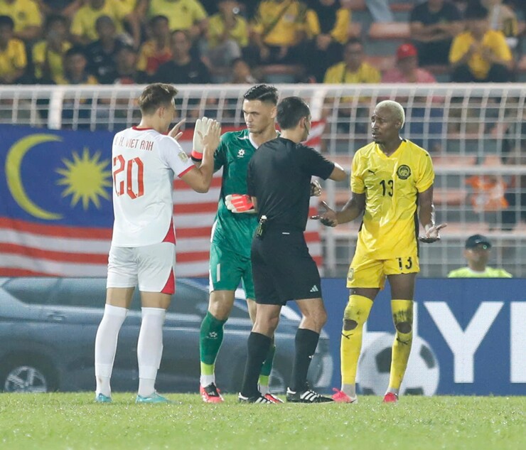 Patrik Lê Giang được VAR “cứu”
