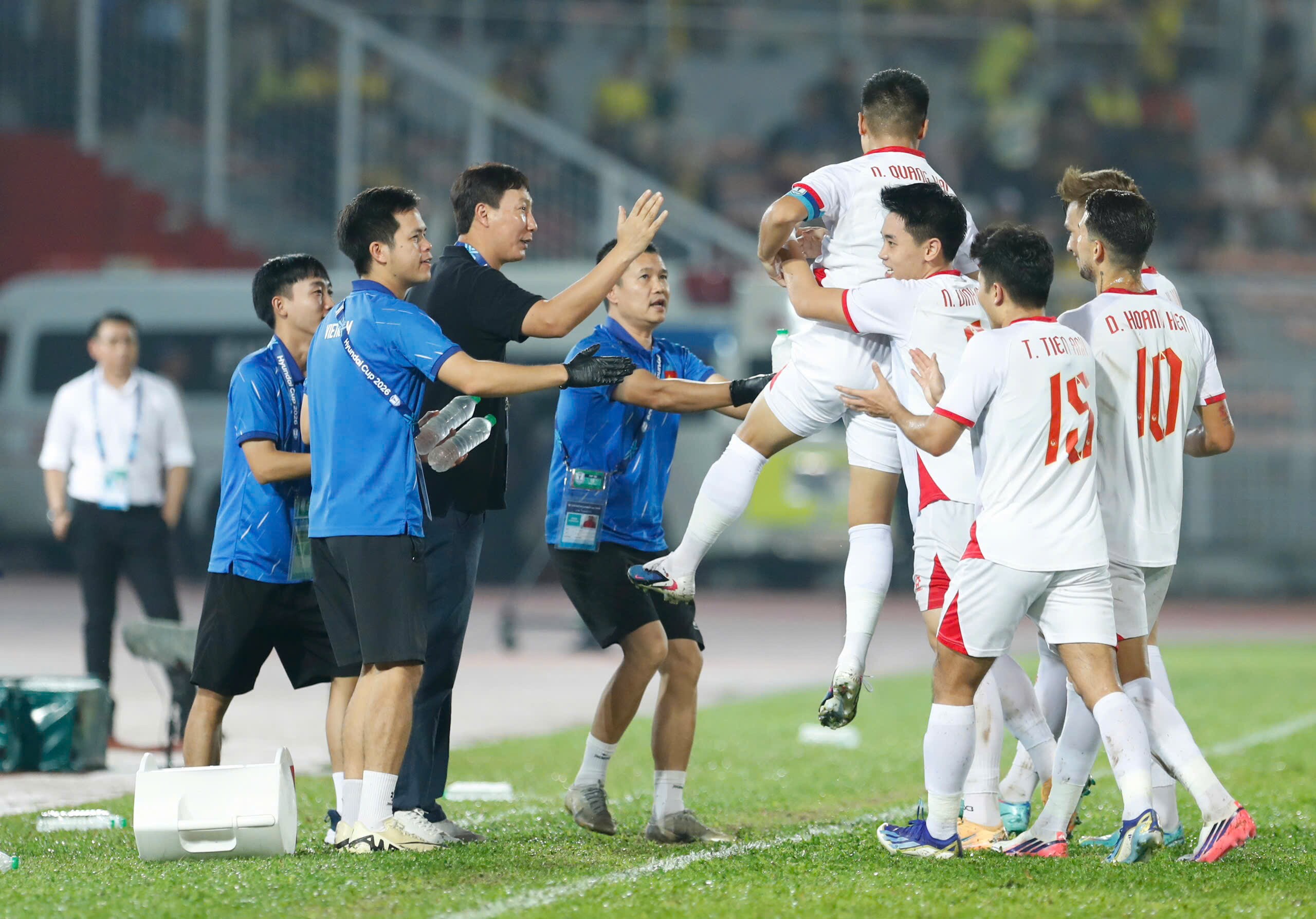 ĐT Việt Nam xuất sắc đánh bại Malaysia 2-0 ngay trên sân khách