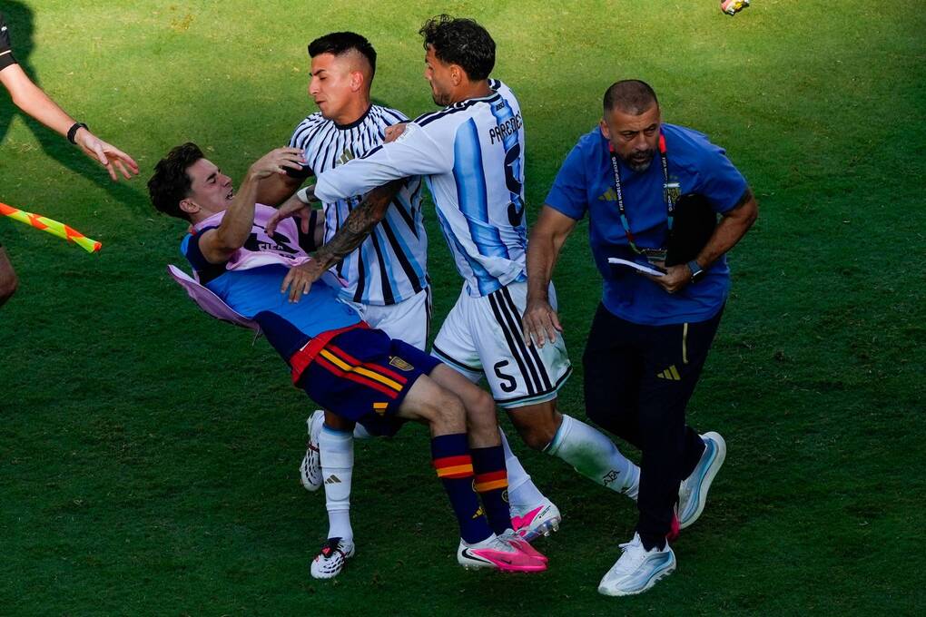Paredes (số 5) xô ngã Gavi sau trận chung kết World Cup 2026, tại New Jersey, Mỹ hôm 19/7. Ảnh: AP