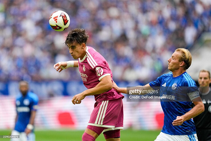 Espi được kỳ vọng trở thành mẫu trung phong mà Real Madrid còn thiếu