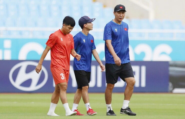 Theo ghi nhận, Văn Vĩ bị đau chân và chỉ có thể đi tất, đi bộ cùng HLV Kim Sang Sik và bác sĩ của ĐT Việt Nam.