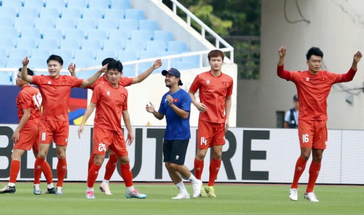 Bước ra sân, các tuyển thủ Việt Nam nhanh chóng chạy quanh sân làm nóng cùng HLV thể lực của đội tuyển.