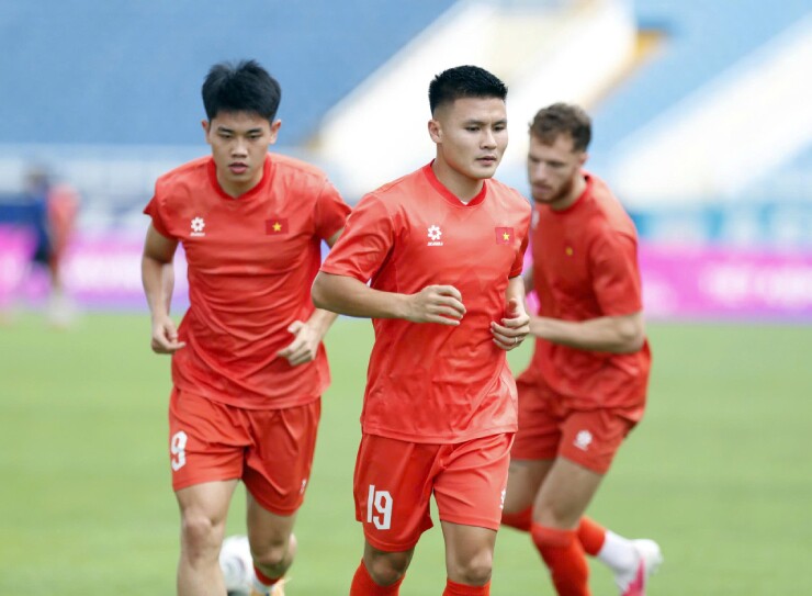 Dù trời mưa lớn, buổi tập của ĐT Việt Nam vẫn dầm mưa tập luyện trong khoảng thời gian 1 tiếng.