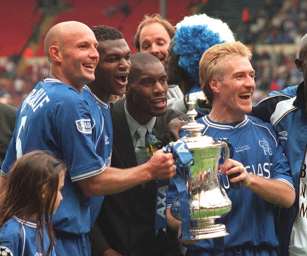 Frank Leboeuf (trái), Marcel Desailly (thứ hai từ trái sang) và Didier Deschamps (phải) cùng ăn mừng chức vô địch Cup FA trong màu áo Chelsea ở mùa 1999-2000 trên sân Wembley, London, Anh ngày 20/5/2000. Ảnh: L’Équipe
