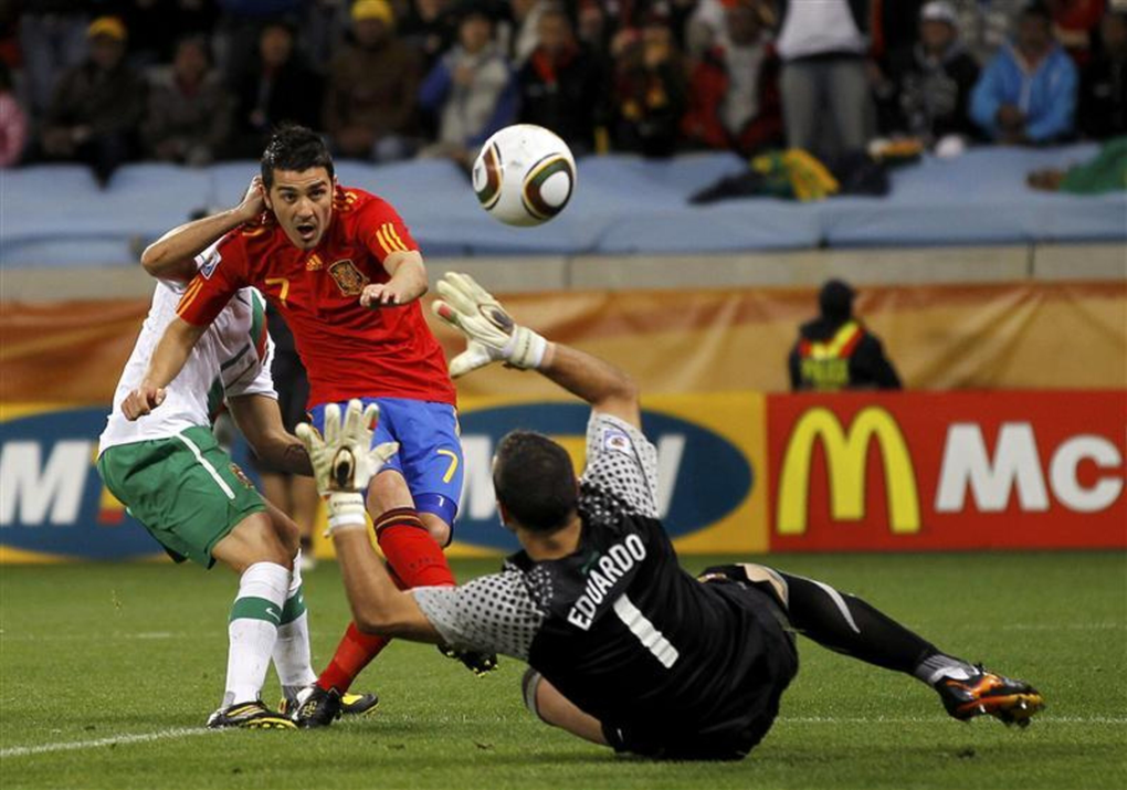 David Villa ghi bàn trong trận Tây Ban Nha – Bồ Đào Nha ở World Cup 2010 trên sân Green Point, Cape Town, Nam Phi ngày 29/6/2010. Ảnh: Reuters
