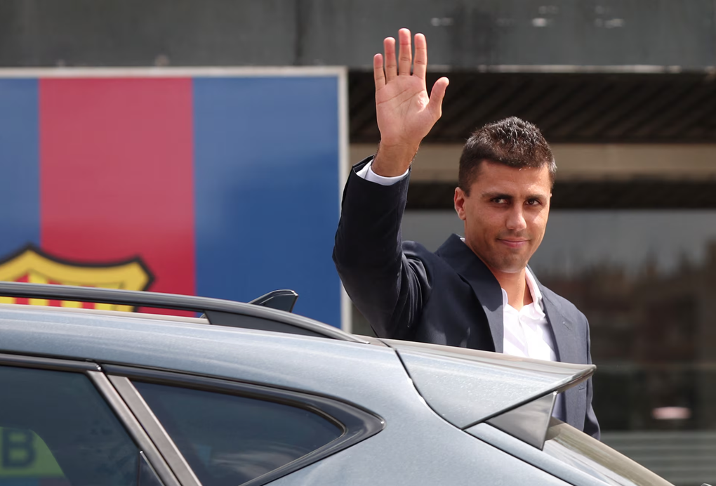 Rodri trong ngày ký hợp đồng với Barca, trước sân Camp Nou, Barcelona, Tây Ban Nha ngày 18/8/2026. Ảnh: Reuters