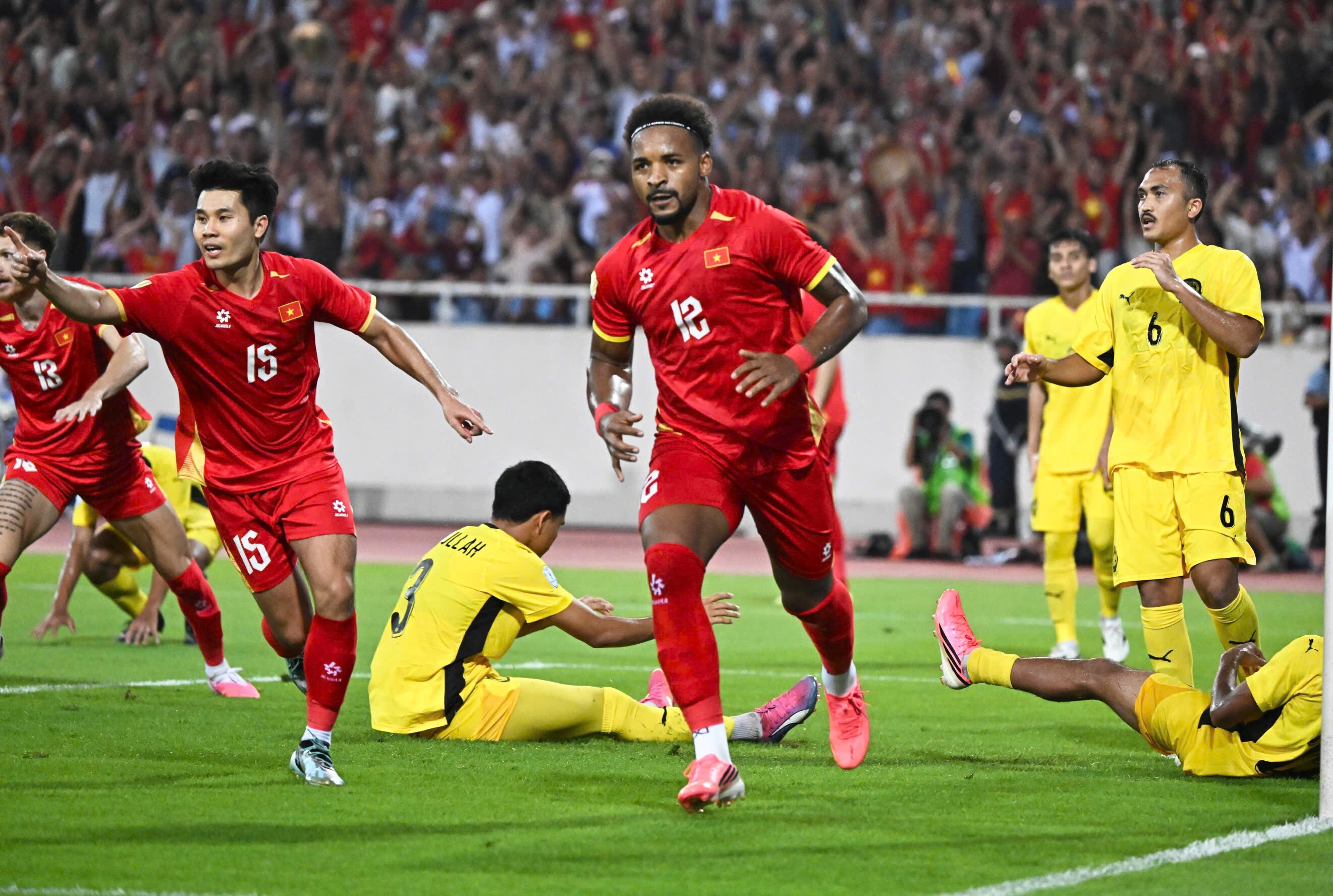 ĐT Việt Nam so tài Malaysia: Xuân Son lập cú đúp, đua Vua phá lưới với Đình Bắc - 7