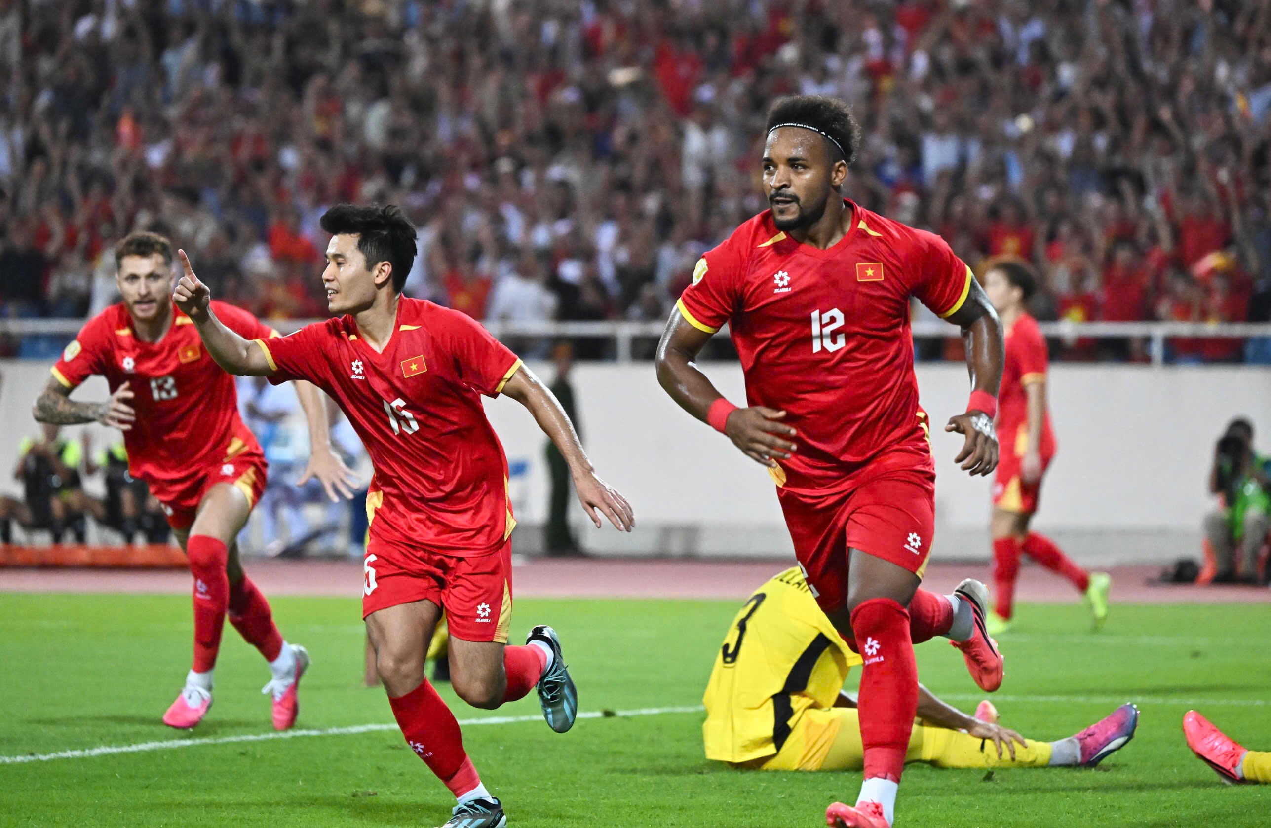ĐT Việt Nam so tài Malaysia: Xuân Son lập cú đúp, đua Vua phá lưới với Đình Bắc - 5