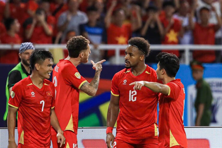 Xuân Son ghi cả 2 bàn cho ĐT Việt Nam trước Malaysia ở bán kết lượt về