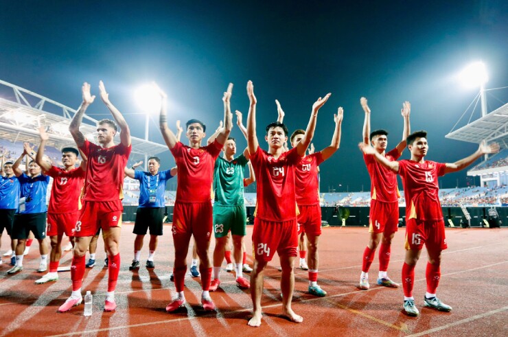 ĐT Việt Nam đã ghi danh vào chung kết AFF Cup 2026 sau khi đánh bại Malaysia với tổng tỷ số 4-0. Kết thúc trận lượt về trên sân Mỹ Đình, các cầu thủ nán lại chia vui với fan