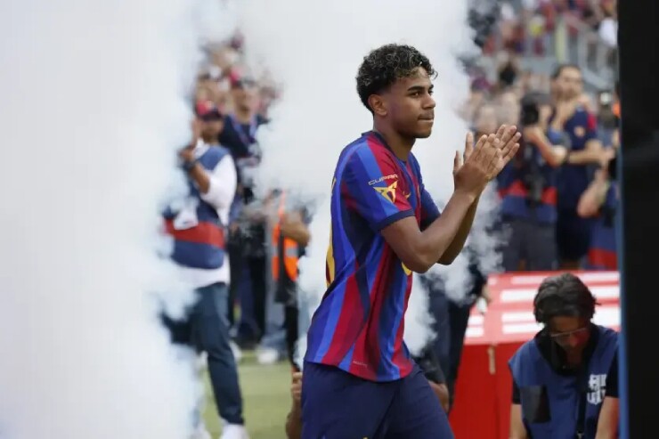 Sau đó, nhóm cầu thủ trẻ từ học&nbsp;viện La Masia tham gia giai đoạn chuẩn bị trước mùa giải, các cầu thủ đội một như Lamine Yamal, các đội trưởng, đội phó&nbsp;và cuối cùng là dàn tân binh lần lượt ra sân