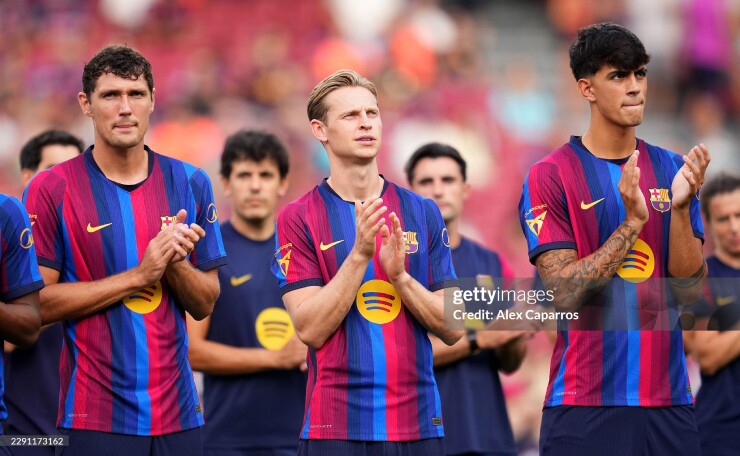 Frenkie De Jong , người tạm thời bị tước băng đội trưởng, nhận nhiều tiếng la ó hơn tiếng vỗ tay từ fan. Tiền vệ người Hà Lan phải nghỉ thi đấu giai đoạn đầu mùa giải vì chấn thương, đồng thời vướng nghi vấn&nbsp;mâu thuẫn với HLV Flick và Barca